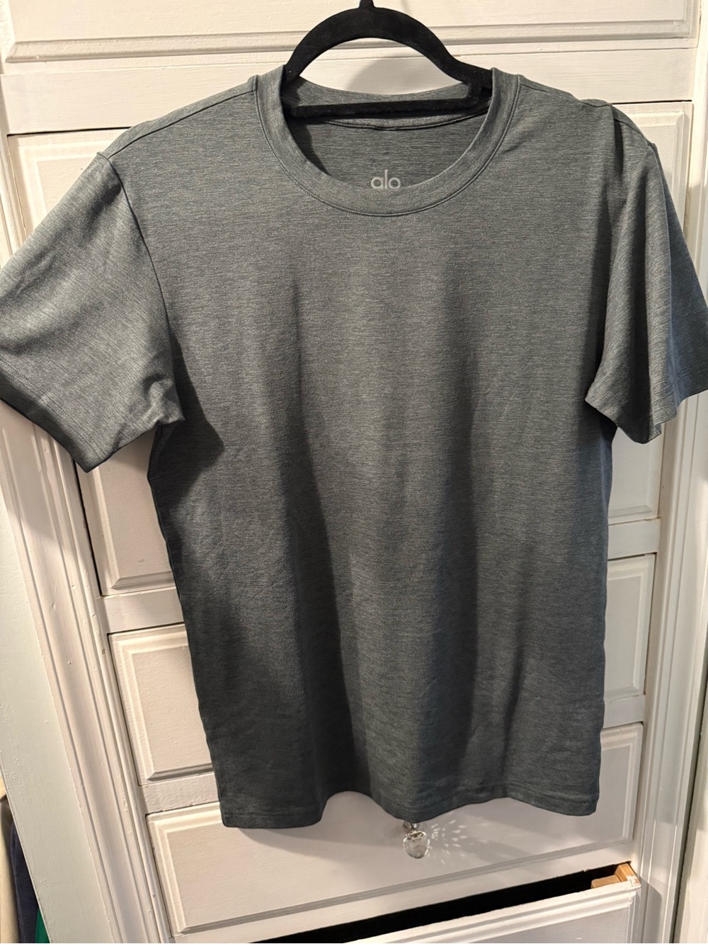 ALO Yoga Men’s Short Sleeve Crew T-Shirt - Charcoal Gray